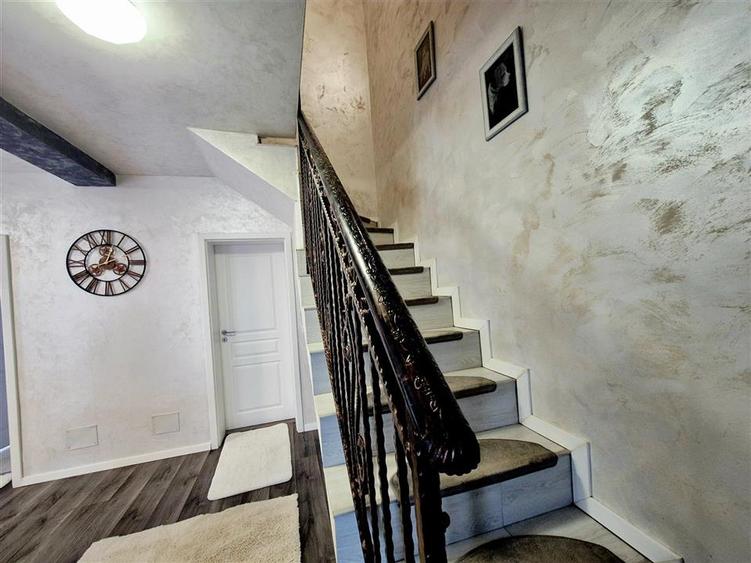 Casă cu 4 camere cu Teren 100 Mp în Bucium