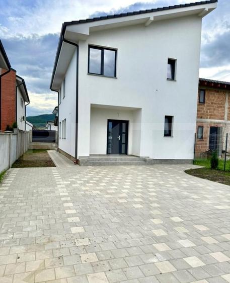 Duplex cu 4 camere cu Canalizare în Micești