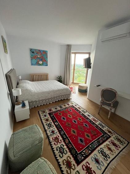 Apartament cu 3 camere semidecomandat, mobilat în P-ta Presei Libere