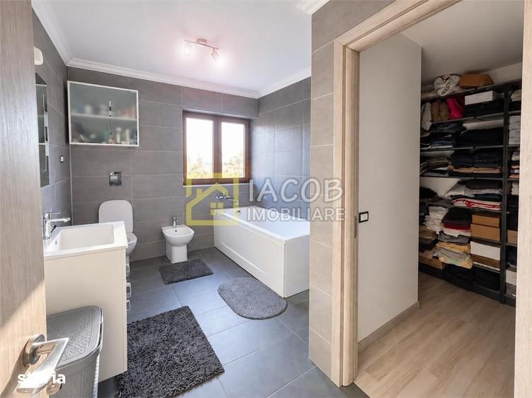 Casă cu 4 camere în Letea Veche