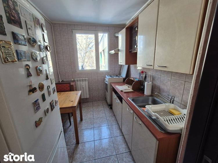Apartament cu 3 camere semidecomandat, mobilat în Titan