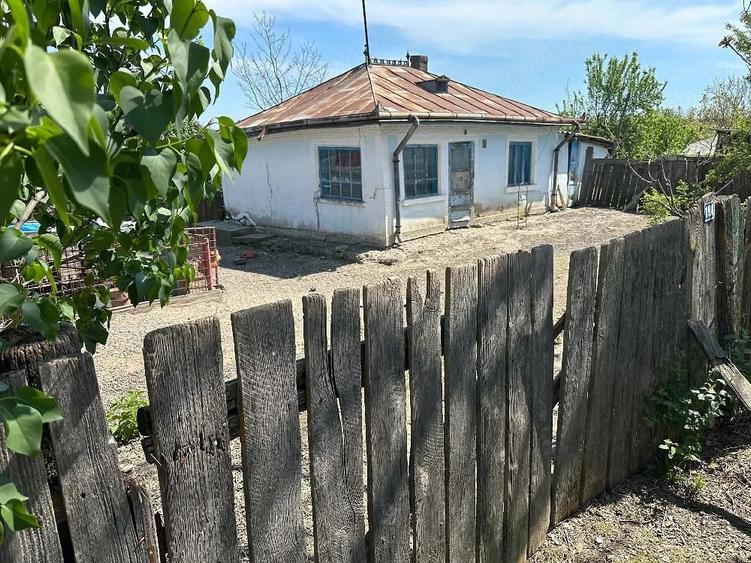 Casă cu 2 camere cu Teren 1139 Mp în Curtești