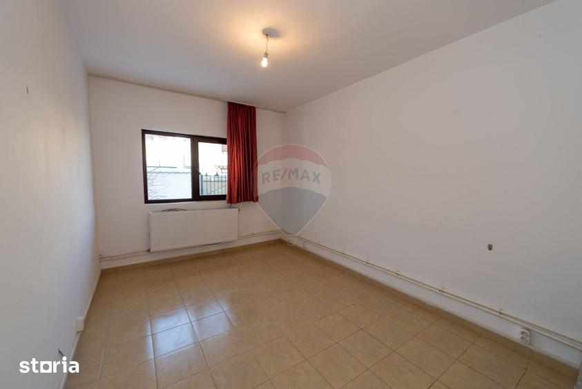 Casă cu 9 camere cu Teren 400 Mp în Central