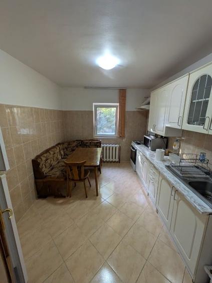 Apartament cu 3 camere decomandat, mobilat în Pieții