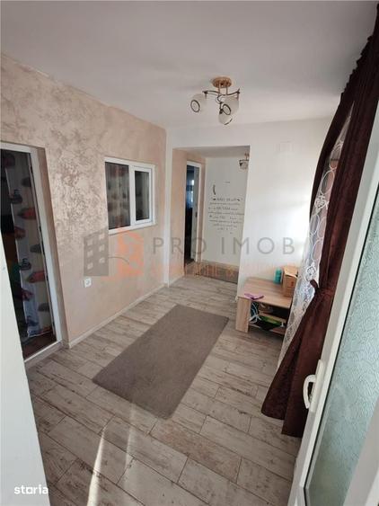 Casă cu 4 camere decomandat în Căpățânești