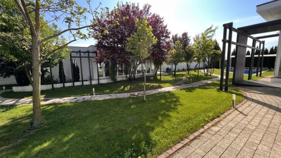 Casă individuală cu 14 camere cu Piscina în Tărtășești