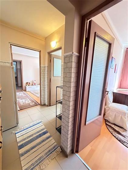 Apartament cu 3 camere semidecomandat, mobilat în Florilor