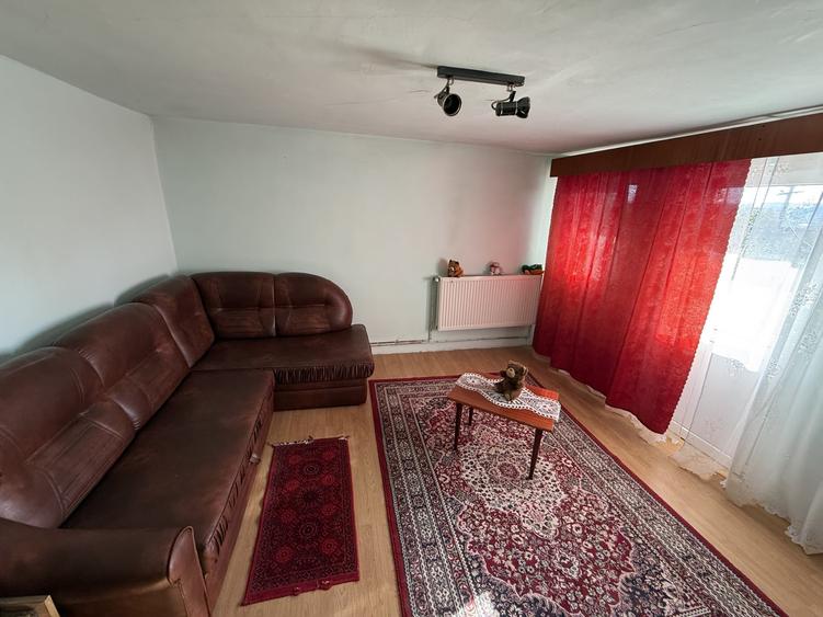 Casă individuală cu 5 camere cu Canalizare în Jucu de Sus