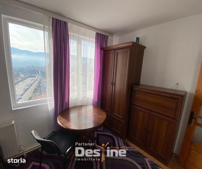 Apartament cu 4 camere semidecomandat, mobilat în Central
