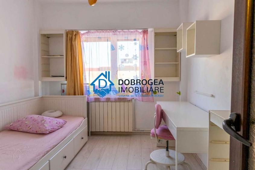 Apartament cu 3 camere decomandat, mobilat în Pelican