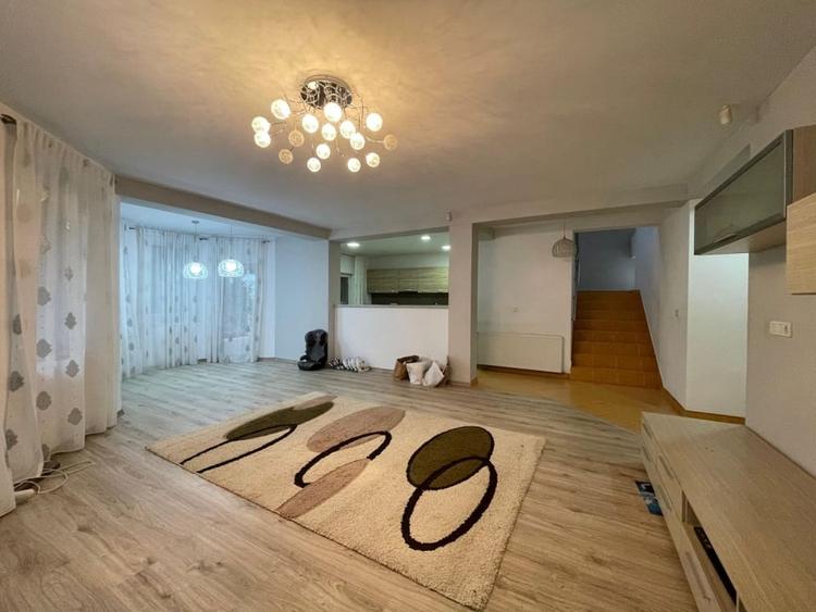 Casă individuală cu 5 camere cu Canalizare în Moșnița Veche