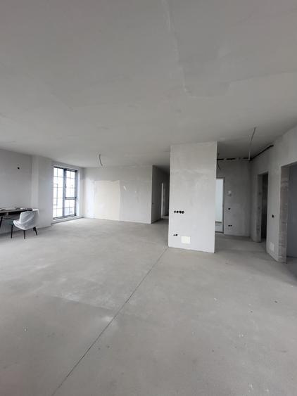 Penthouse cu 4 camere decomandat în Europa