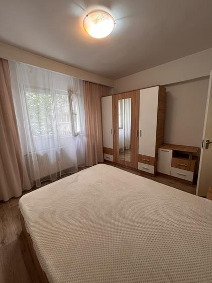 Apartament cu 3 camere decomandat în P-ța Victoriei