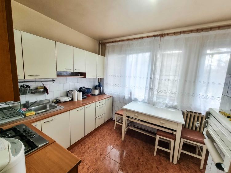 Apartament cu 3 camere semidecomandat în Brâncoveanu