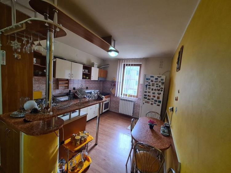 Apartament cu 3 camere decomandat, mobilat în Central
