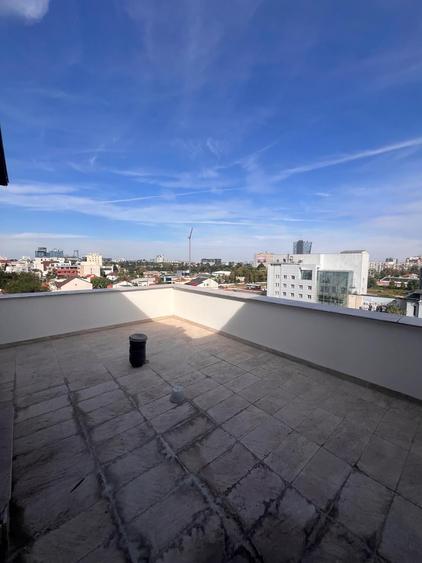 Penthouse cu 3 camere semidecomandat în Dorobanți