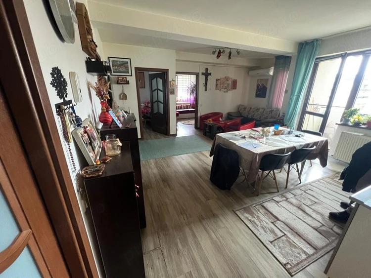 Apartament cu 3 camere decomandat în Florești