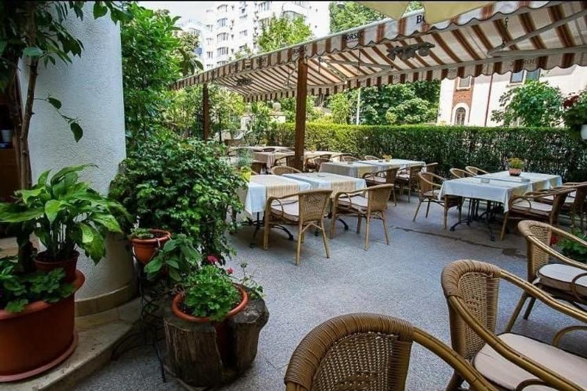 Hotel/Pensiune, de 2,147 mp, în P-ța Victoriei