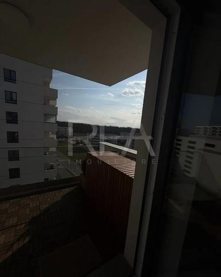 Apartament cu 3 camere semidecomandat, mobilat în Băneasa