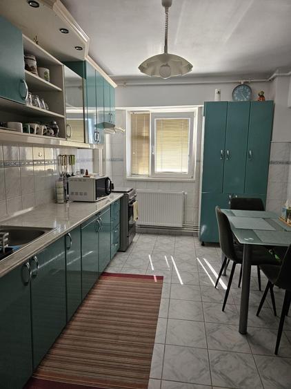Apartament cu 4 camere decomandat în Zimandcuz
