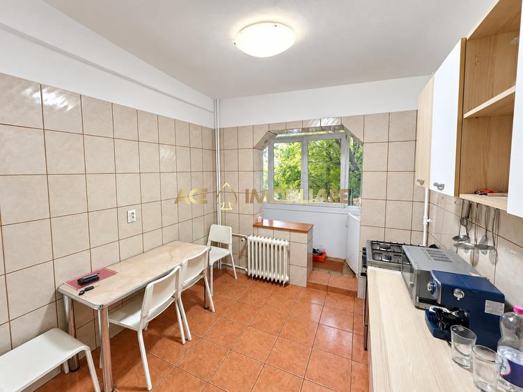 Apartament cu 3 camere decomandat, mobilat în Berceni