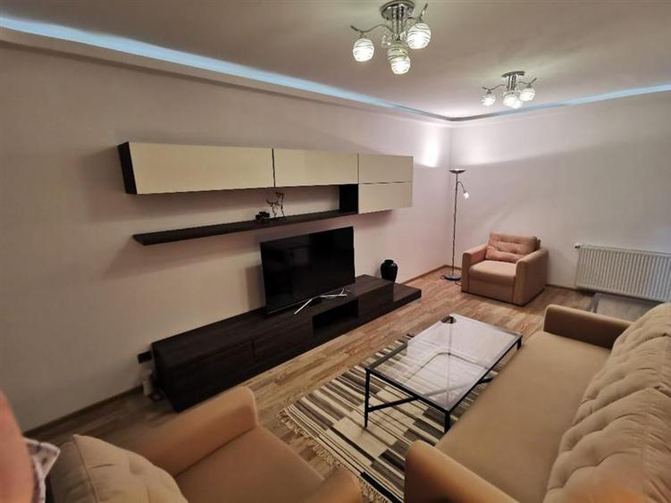 Apartament cu 3 camere semidecomandat, mobilat în Tractorul