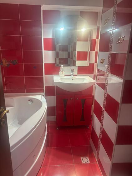 Apartament cu 2 camere decomandat în Trocadero
