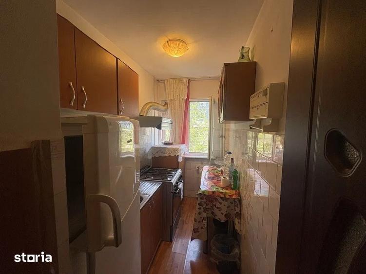 Apartament cu 3 camere semidecomandat în Craiovița Nouă
