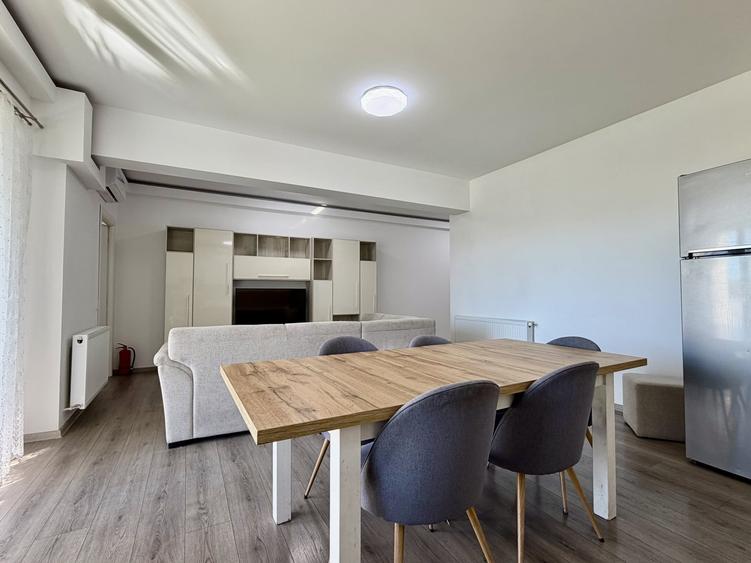 Apartament cu 4 camere semidecomandat, mobilat în Între Lacuri
