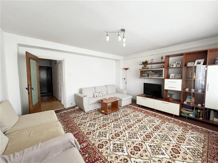 Apartament cu 3 camere decomandat, mobilat în Astra