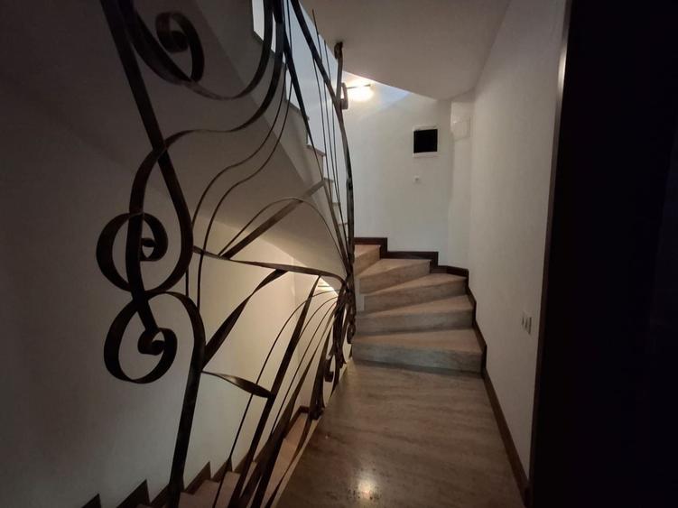 Casă individuală cu 4 camere cu Canalizare în Calea Poplăcii
