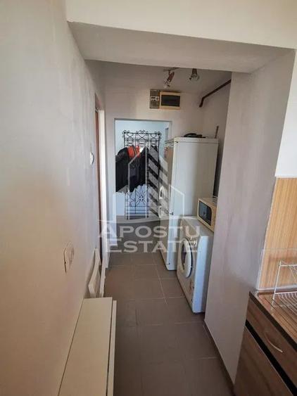 Apartament cu 3 camere semidecomandat, mobilat în Aurel Vlaicu