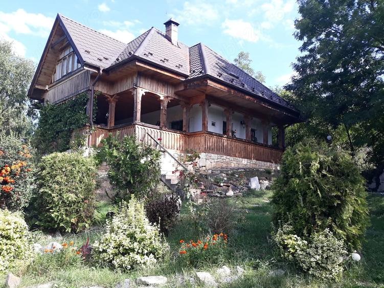 Casă cu Teren 8000 Mp în Bonț