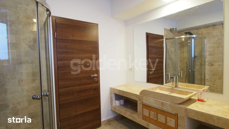 Casă cu 8 camere cu Teren 1000 Mp în Central