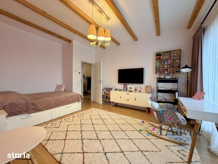 Apartament cu 4 camere, mobilat în Est