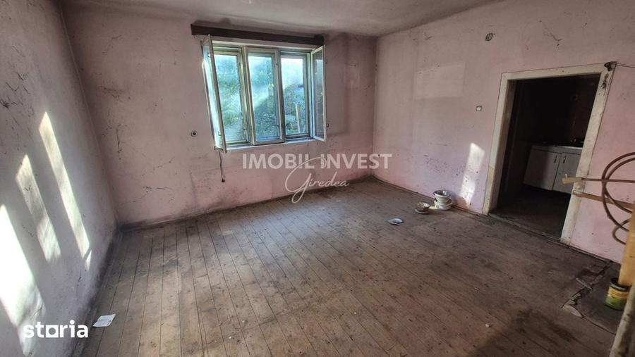 Casă cu 4 camere cu Teren 990 Mp în Central