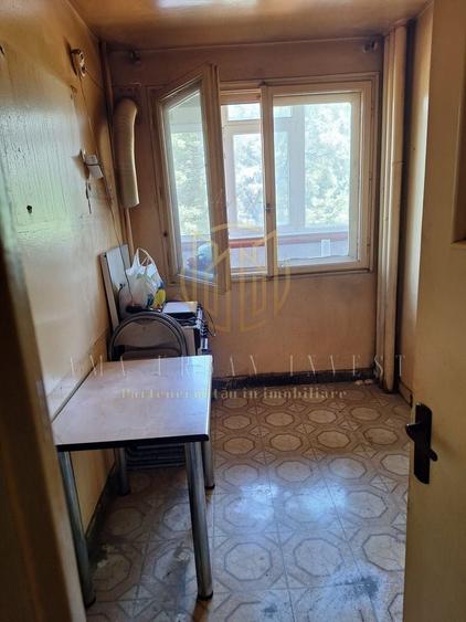 Apartament cu 3 camere semidecomandat în Giulești