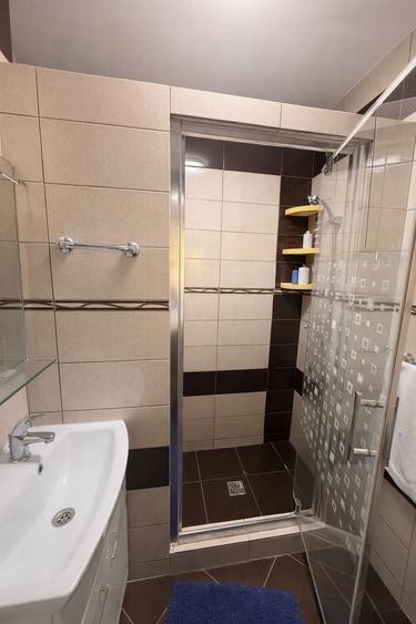 Apartament cu 3 camere decomandat, mobilat în Nicolina