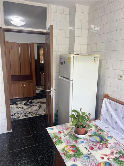 Apartament cu 2 camere semidecomandat, mobilat în Tei