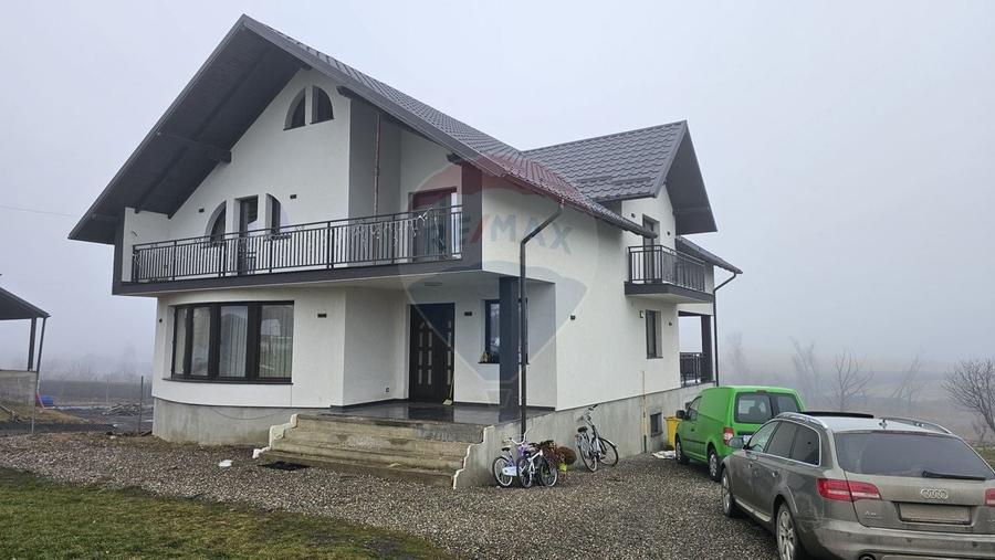 Casă cu 5 camere cu Teren 2500 Mp în Moara Nica