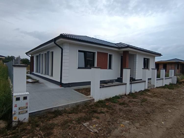 Casă individuală cu 3 camere cu Canalizare în Micro 16