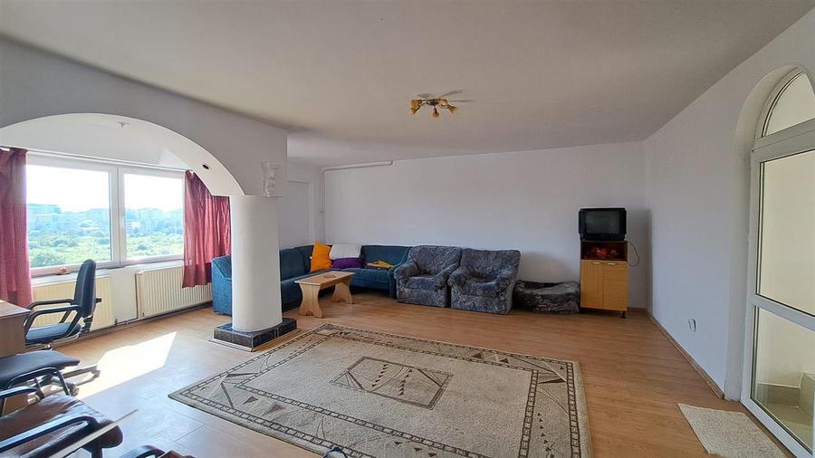 Penthouse cu 4 camere decomandat, mobilat în Centrul Civic