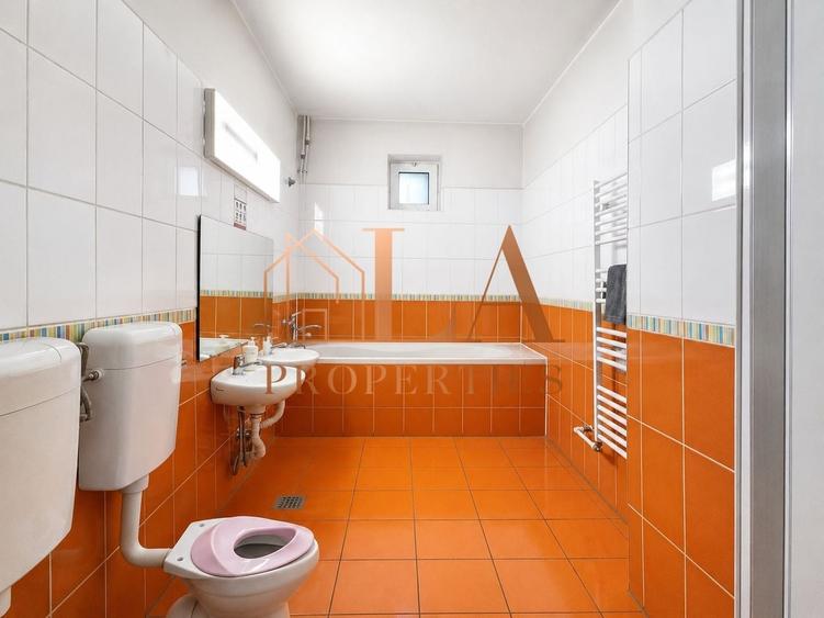 Casă individuală cu 7 camere cu Canalizare în Drumul Taberei