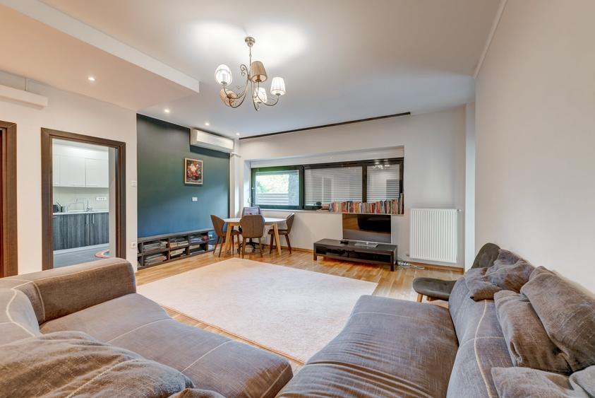 Apartament cu 3 camere semidecomandat, mobilat în Băneasa