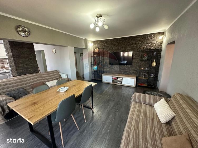 Apartament cu 3 camere în Intim