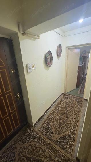 Apartament cu 3 camere semidecomandat în Cetate