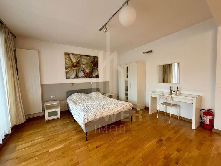 Casă individuală cu 8 camere cu Canalizare în Central
