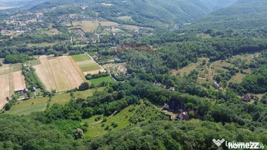 Casă cu 10 camere cu Teren 24700 Mp în Berchez