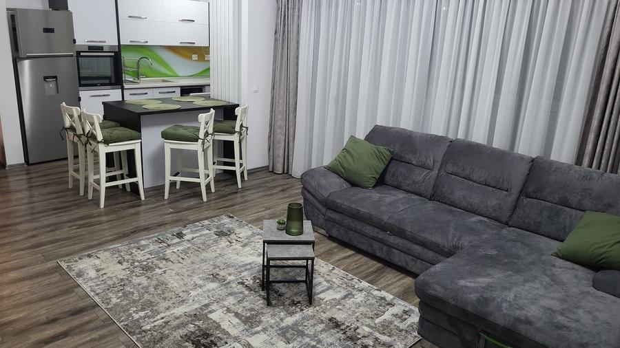 Apartament cu 3 camere semidecomandat în 9 Mai