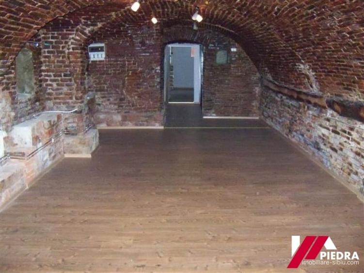 Spațiu comercial, de 300 mp, în Central